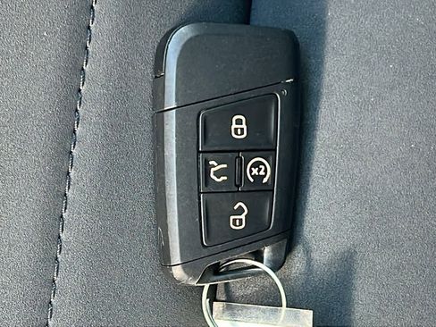 Used 2025 Volkswagen Taos SE w/ Panoramic Sunroof Package image 29