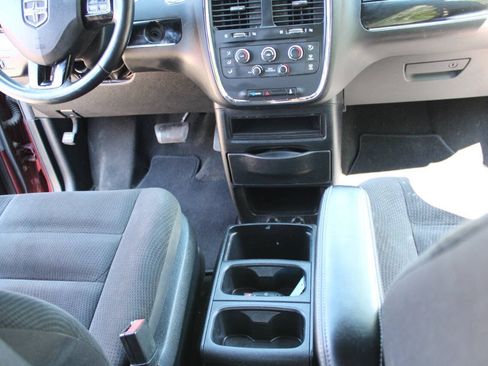 Used 2018 Dodge Grand Caravan SE FWD image 21