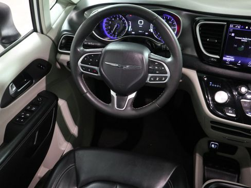 Used 2023 Chrysler Pacifica Touring-L FWD image 16