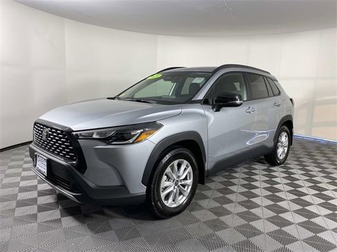 Used 2025 Toyota Corolla Cross LE image 4