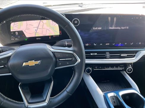 Used 2025 Chevrolet Equinox EV LT image 18