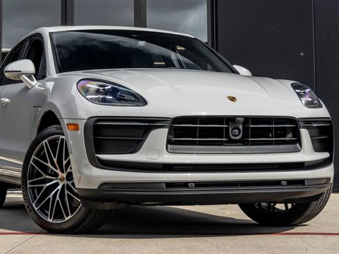 Certified 2026 Porsche Macan AWD/4WD image 9