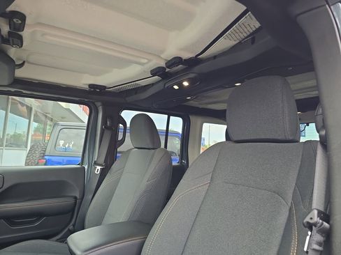 Used 2025 Jeep Wrangler Unlimited Sahara AWD/4WD image 17