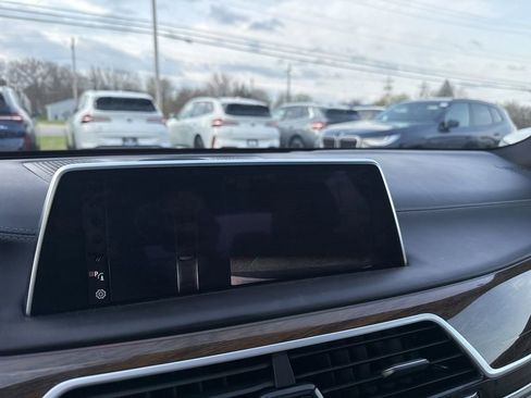 Used 2018 BMW 750i xDrive image 18
