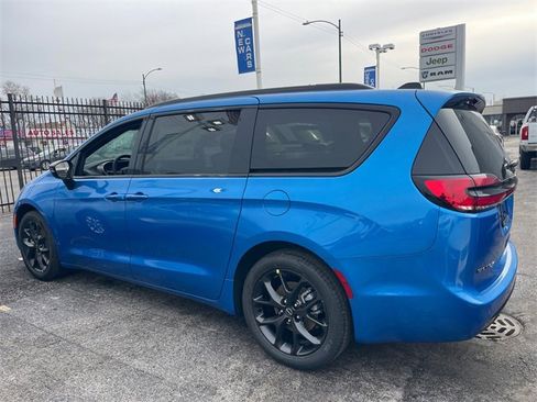 New 2026 Chrysler Pacifica Select w/ S Appearance Package image 3