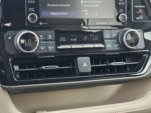 Used 2021 Toyota Highlander XLE image 22