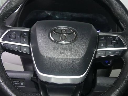 Used 2023 Toyota Sienna XLE w/ XLE Plus Package image 28