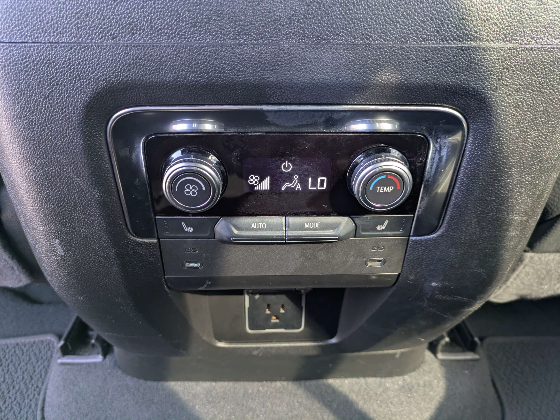 Used 2025 GMC Yukon XL Denali AWD/4WD image 18