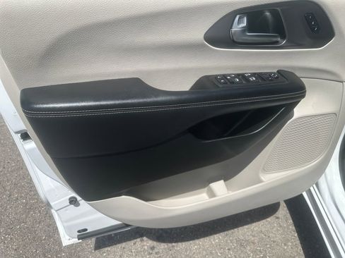 Used 2022 Chrysler Pacifica Touring-L FWD image 10
