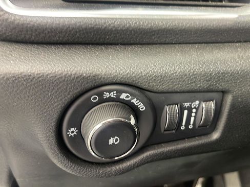 Used 2022 Chrysler Pacifica Limited w/ Uconnect Theater Family Group FWD image 17