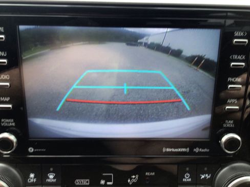 Used 2022 Toyota Highlander XLE AWD/4WD image 24
