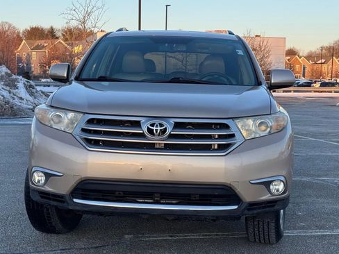 Used 2011 Toyota Highlander SE w/ Tow Pkg image 3