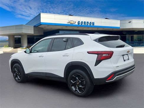 Used 2025 Chevrolet Trax LT w/ LT Convenience Package image 7