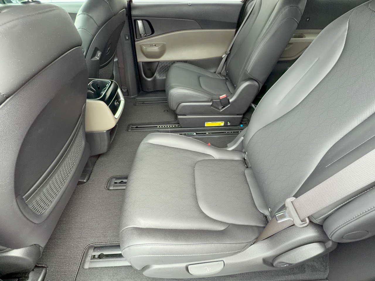 Used 2025 Kia Carnival EX FWD image 25