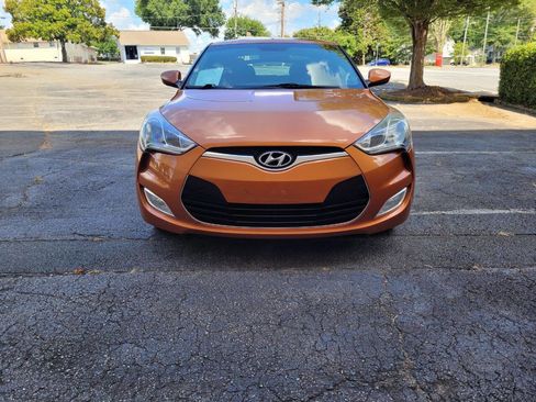 Used 2013 Hyundai Veloster w/ Style Pkg image 2