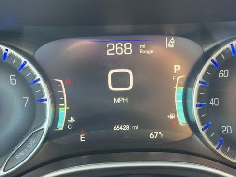 Used 2024 Chrysler Pacifica Touring-L image 21