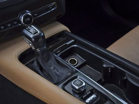 Used 2018 Volvo XC90 T5 Momentum w/ Convenience Package FWD image 12