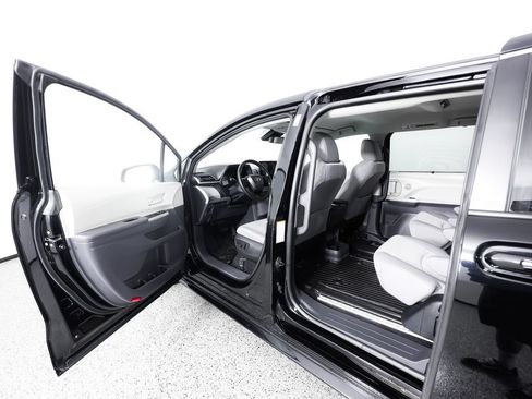 Used 2023 Toyota Sienna LE AWD/4WD image 17
