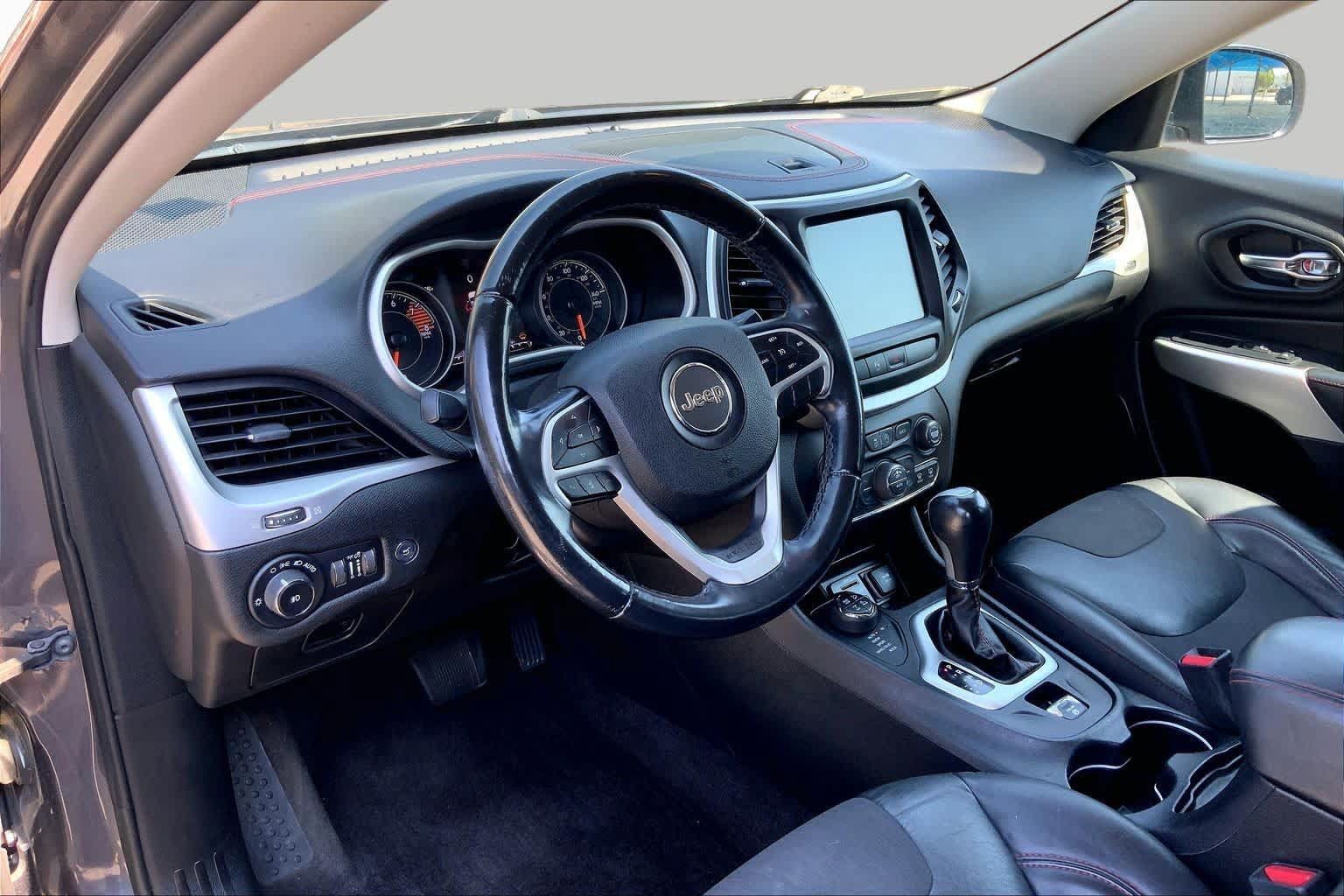 Used 2018 Jeep Cherokee Trailhawk w/ Comfort/Convenience Group AWD/4WD image 18
