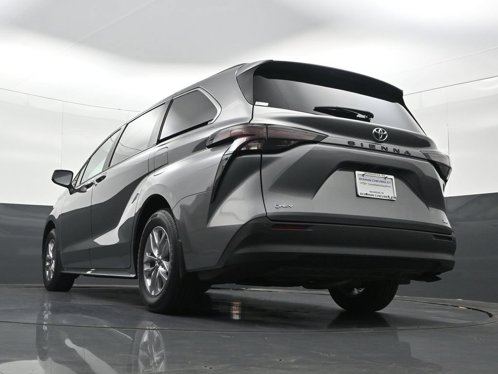 Used 2026 Toyota Sienna XLE FWD image 35