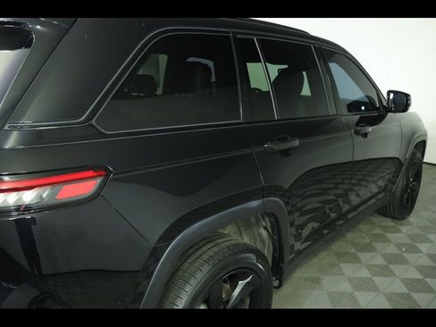 Used 2023 Jeep Grand Cherokee Altitude AWD/4WD image 18