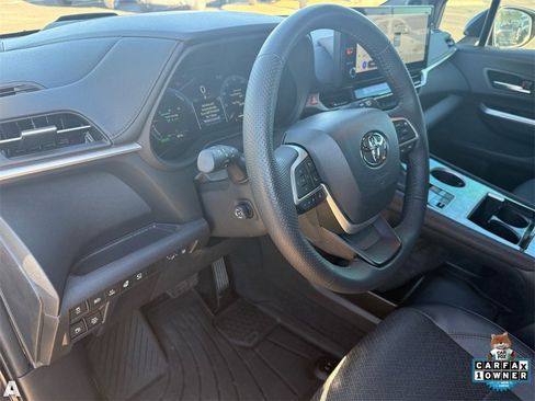 Used 2025 Toyota Sienna Platinum image 11