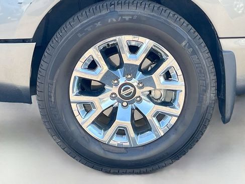 Used 2020 Nissan Titan SL w/ Moonroof Package RWD image 33