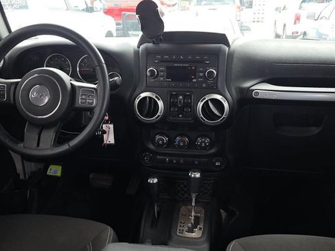Used 2017 Jeep Wrangler Unlimited Rubicon w/ Connectivity Group AWD/4WD image 12