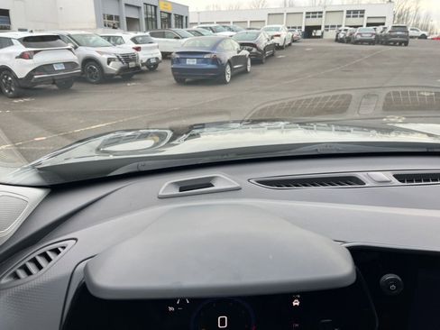 Used 2025 Chevrolet Trax LT w/ LT Convenience Package image 32