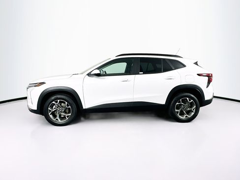 Used 2025 Chevrolet Trax LT w/ LT Convenience Package FWD image 4