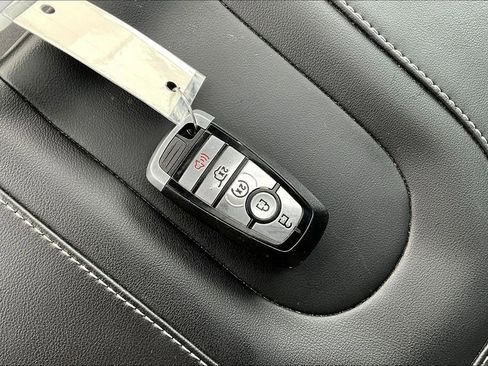 Used 2025 Ford Expedition Platinum image 9