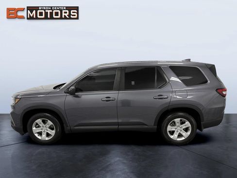Used 2023 Honda Pilot LX image 3