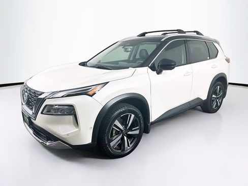 Used 2021 Nissan Rogue Platinum image 3