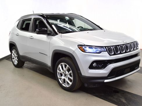 Used 2025 Jeep Compass Limited AWD/4WD image 2