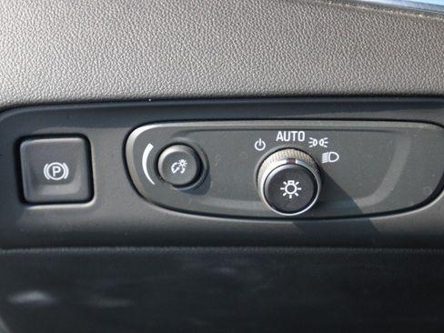 Used 2019 Buick Enclave Essence AWD/4WD image 16