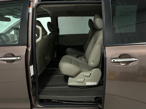 Used 2020 Toyota Sienna XLE w/ XLE Navigation Package image 29