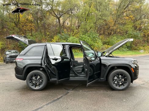 New 2025 Jeep Grand Cherokee Altitude image 37
