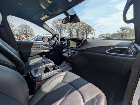 Used 2025 Chrysler Pacifica Select image 31