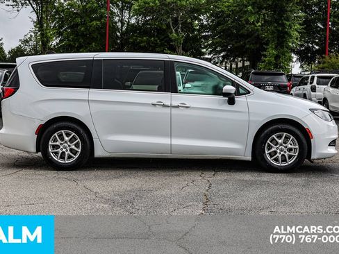 Used 2023 Chrysler Voyager LX FWD image 9