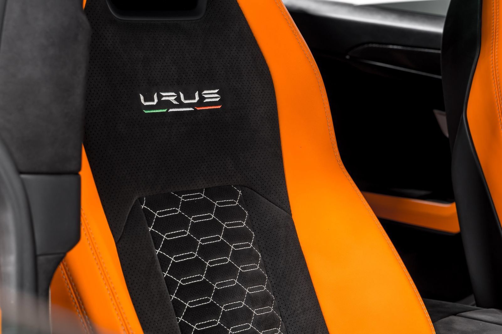 Used 2022 Lamborghini Urus AWD/4WD image 42