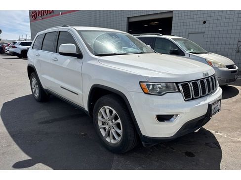 Used 2021 Jeep Grand Cherokee Laredo image 2