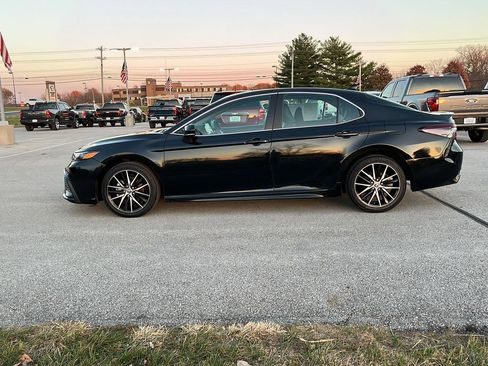 Used 2023 Toyota Camry SE image 2