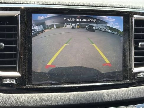 Used 2023 Chrysler Pacifica Touring-L FWD image 23