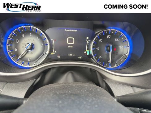 Used 2026 Chrysler Pacifica Select image 8