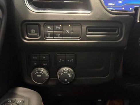 Certified 2023 Chevrolet Suburban RST w/ Luxury Package AWD/4WD image 19