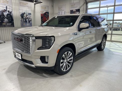 Used 2021 GMC Yukon XL Denali w/ Denali Premium Package image 4