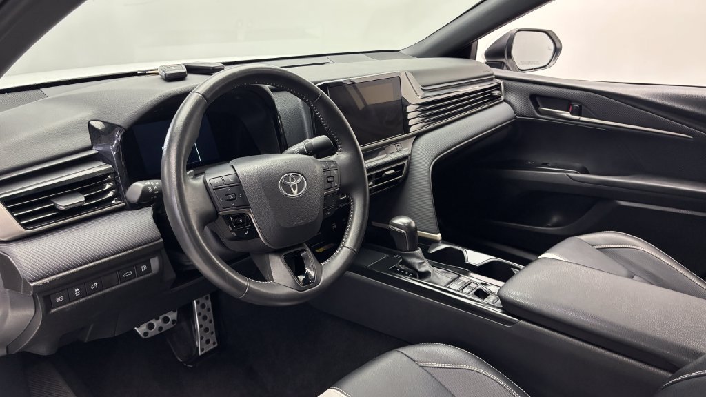 Used 2025 Toyota Camry SE FWD image 14