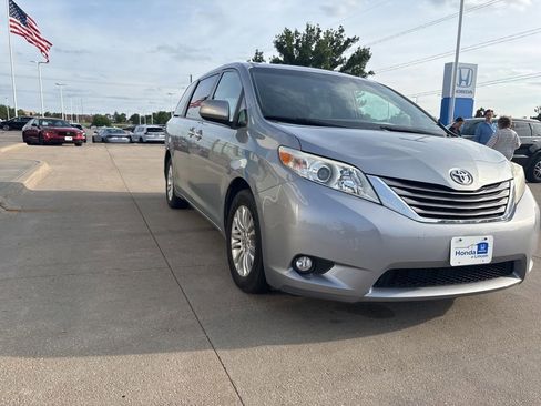 Used 2015 Toyota Sienna XLE Premium FWD image 3