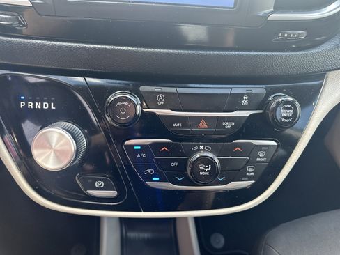 Used 2023 Chrysler Voyager LX image 15