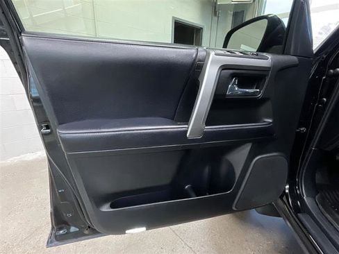 Used 2018 Toyota 4Runner SR5 AWD/4WD image 10